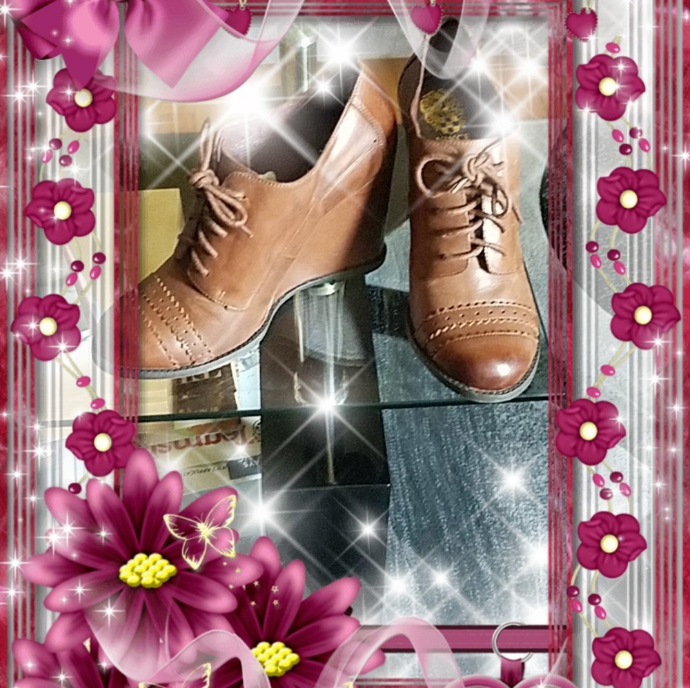 VC Leather Distressed Wedge